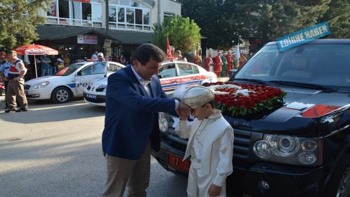 Valinin makam aracı sünnet arabası oldu