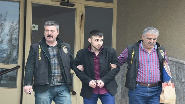 Evinde bıçakla yaraladı