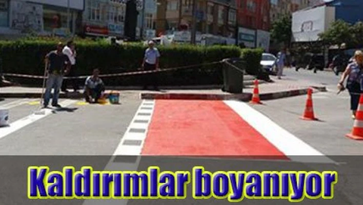 Kaldırımlar boyanıyor
