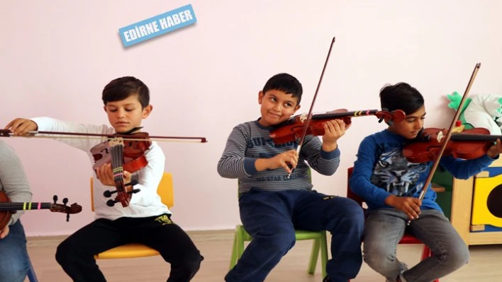 Keman çalmayı öğreniyorlar