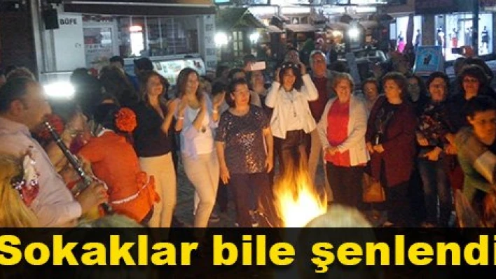 Eğlence sokaklara taştı