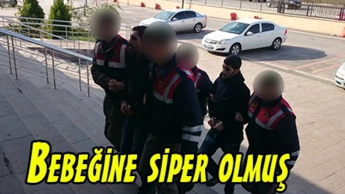 Bebeğine siper olmuş