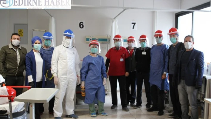 Sağlık teknikeri baretten yüz siperliği üretti