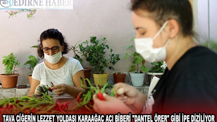 Tava ciğerin lezzet yoldaşı Karaağaç acı biberi 'dantel örer' gibi ipe diziliyor
