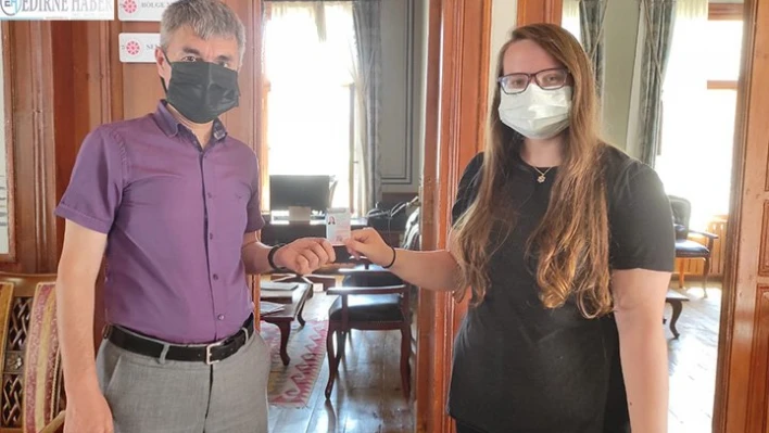 Edirne Haber Gazetesi Muhabiri Burcu Temel, basın kartı aldı