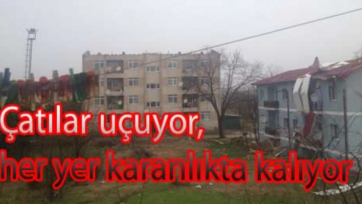 Çatılar uçtu, elektrik yok