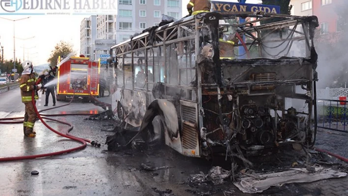 Alev alan otobüs kullanılamaz hale geldi