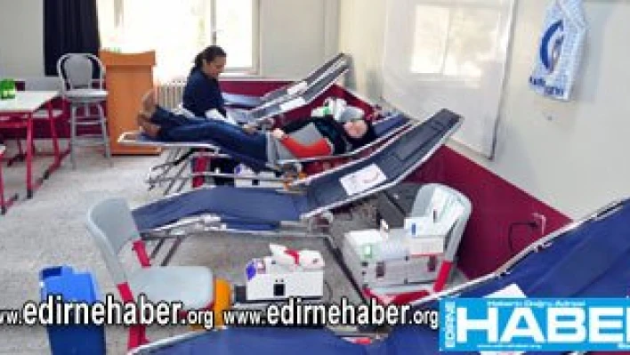 Öğrenciler kan veriyor