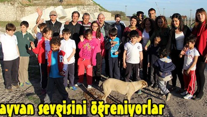 Hayvan sevgisini öğreniyorlar