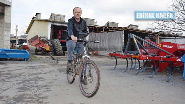 Çayları bisikletiyle dağıtıyor