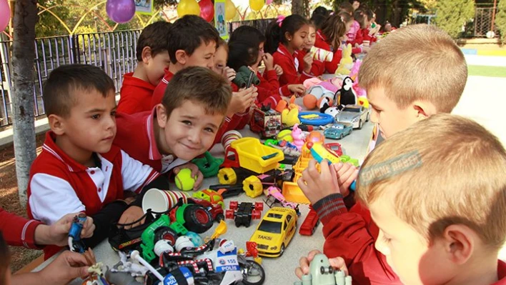 Oyuncaklar hayvanlar için satıldı.