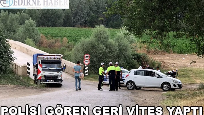 Polisi gören geri vites yaptı
