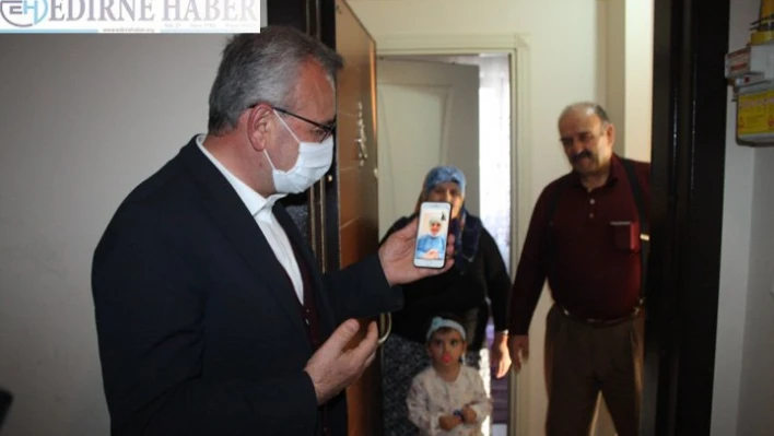 Sağlıkçı anneden kızına sürpriz doğum günü