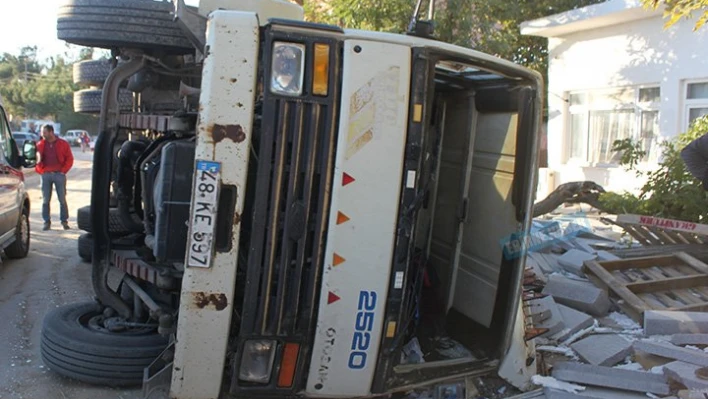 Mermer yüklü kamyon devrildi