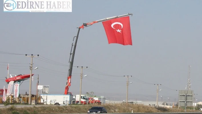 Keşan'da vince dev Türk bayrağı asıldı