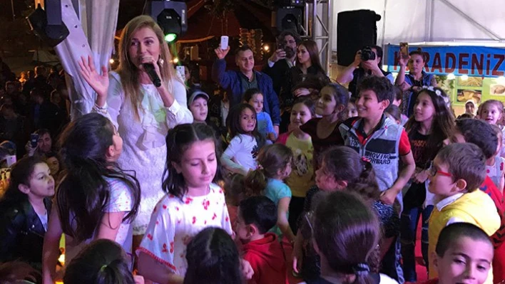 Özay'a büyük ilgi