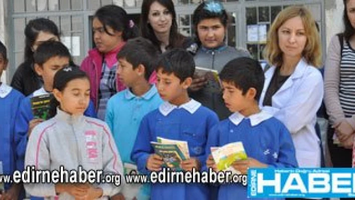 Öğretmen adaylarından kitap desteği