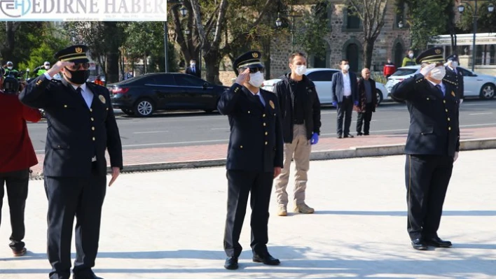 Polislerden sosyal mesafeli tören