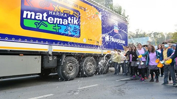 Eğlenerek öğretiyor