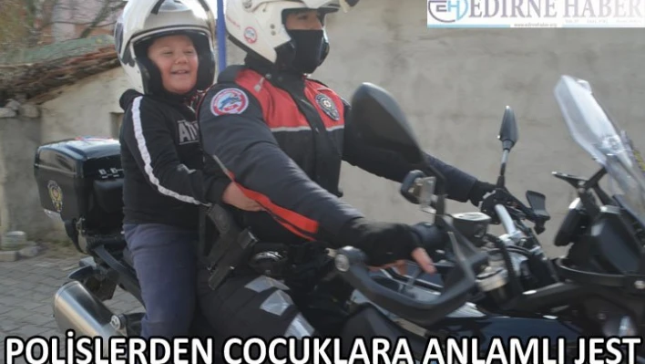 POLİSLERDEN ÇOCUKLARA ANLAMLI JEST