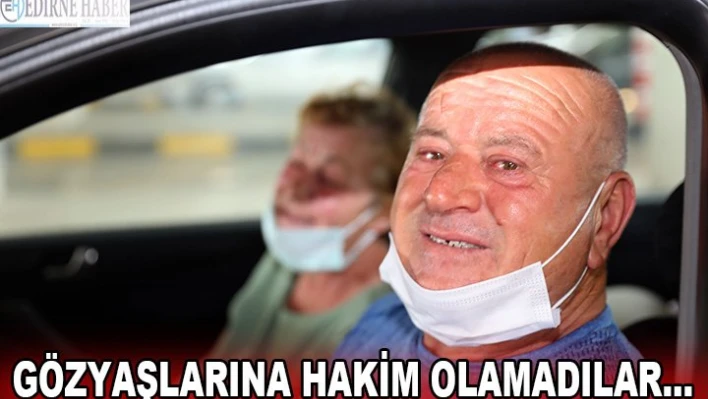 Türkiye'ye Kapıkule Sınır Kapısı'ndan giren bazı gurbetçiler gözyaşlarını tutamıyor