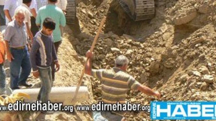 Kepçe kafasını kopardı