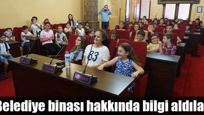 Tarihi binayı gezdiler