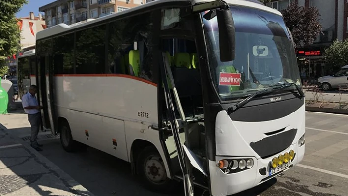 Servisle minibüs çarpıştı