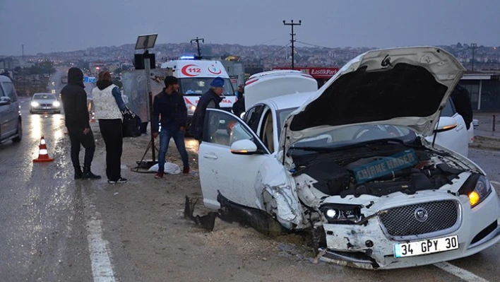 Otomobiller çarpıştı
