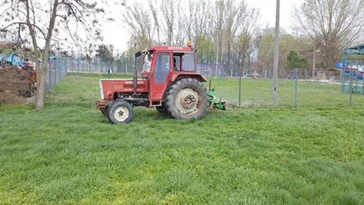 Futbol sahası temizleniyor