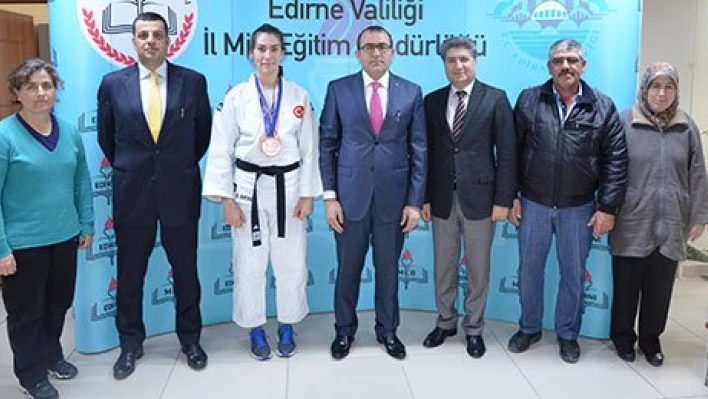 Özcan'dan şampiyona hediye