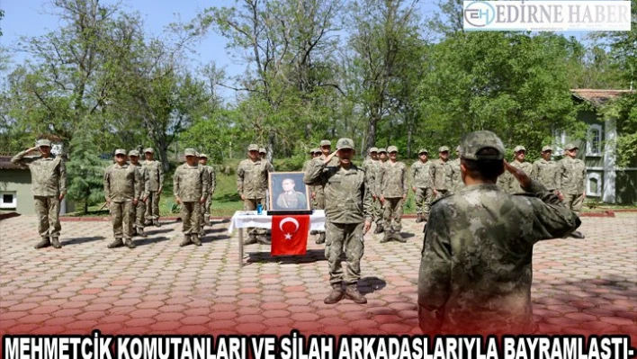 Sınırda görev yapan Mehmetçik kışlada komutanları ve silah arkadaşlarıyla bayramlaştı
