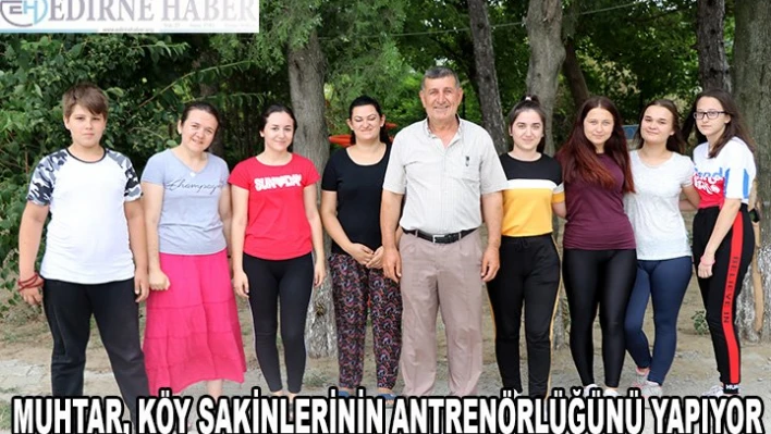 Muhtar köy sakinlerinin antrenörlüğünü yapıyor
