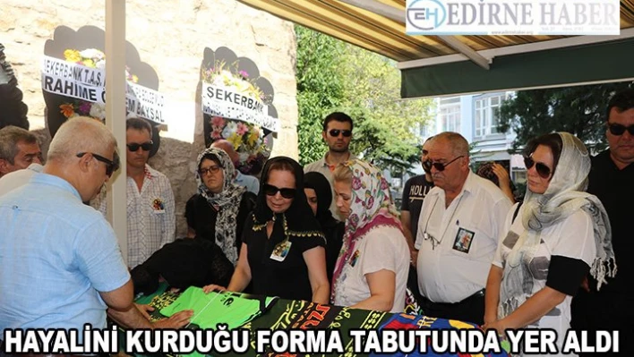 Hayalini kurduğu forma tabutuna örtü oldu