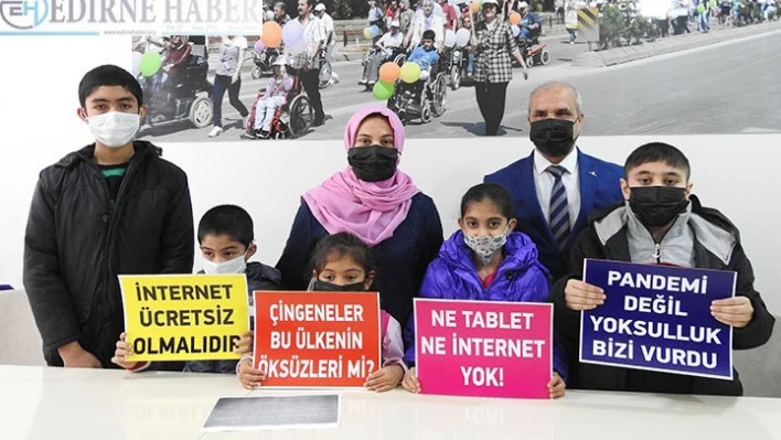 Eğitimden geri kalmamak için internetin ücretsiz olmasını istediler