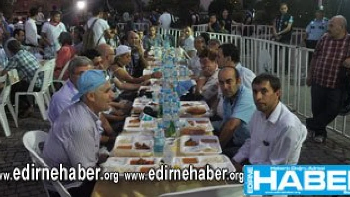 Selimiye gölgesinde iftar yaptılar