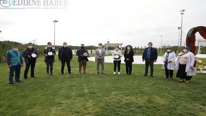 Gönüllü hizmet verenlere plaket sunuldu