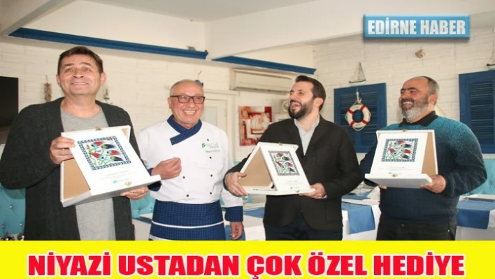 Ünlü sanatçılara ÇiniÂ  desenli pano