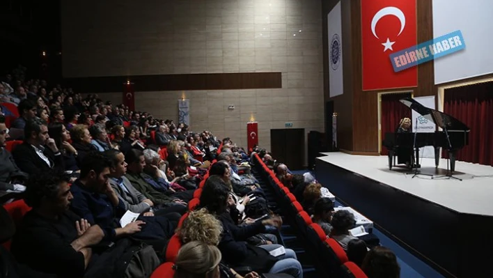 Annesine özendi, 80 ülkede sahne aldı