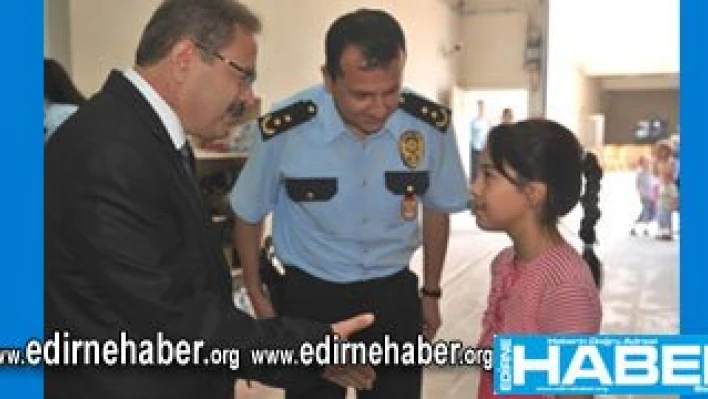Polisten yabancı uyruklu çocuklara bayram hediyesi