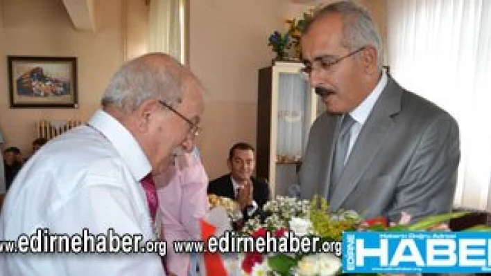 Çiçekle karşılandı