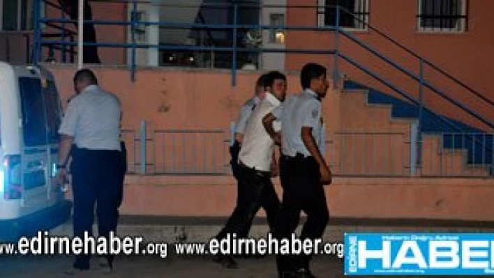 Hızlı gençler Polisin silahını almak istedi