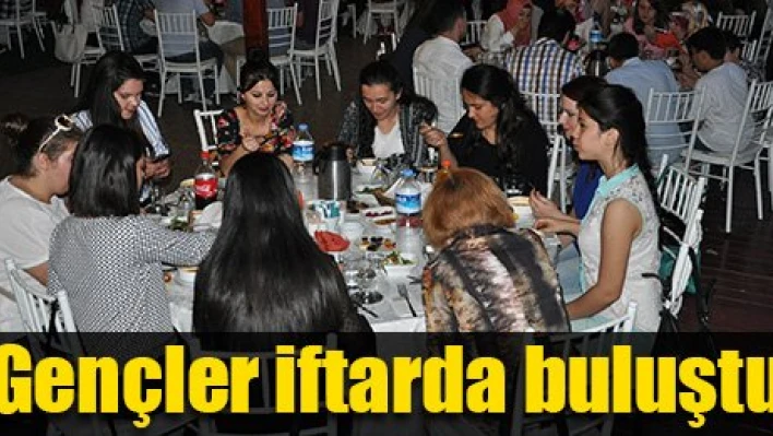 Gençler iftarda buluştu