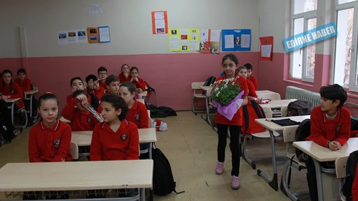 öğrencilerden çiçek yağmuru