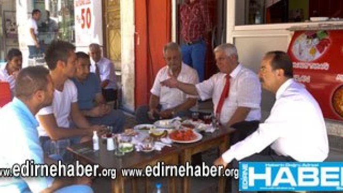 Çay ve simitle sabah kahvaltısı