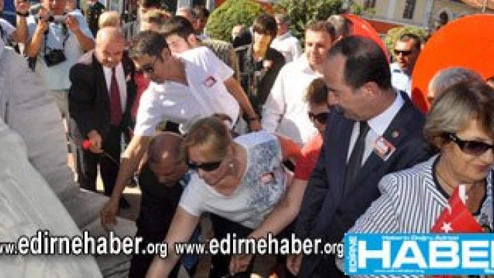 CHP'liler karanfil bıraktı