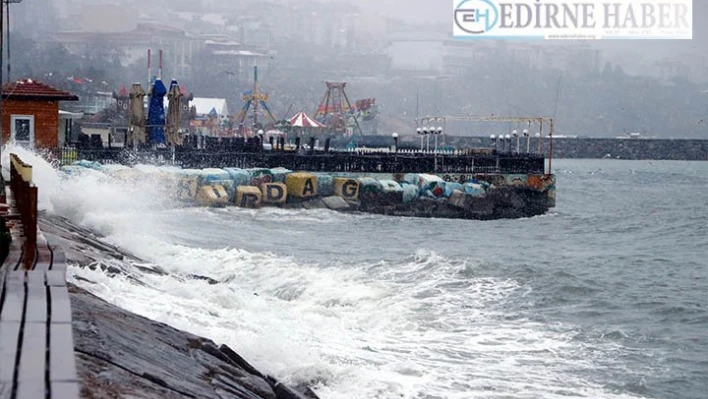 Marmara Denizi'nde ulaşıma poyraz engeli