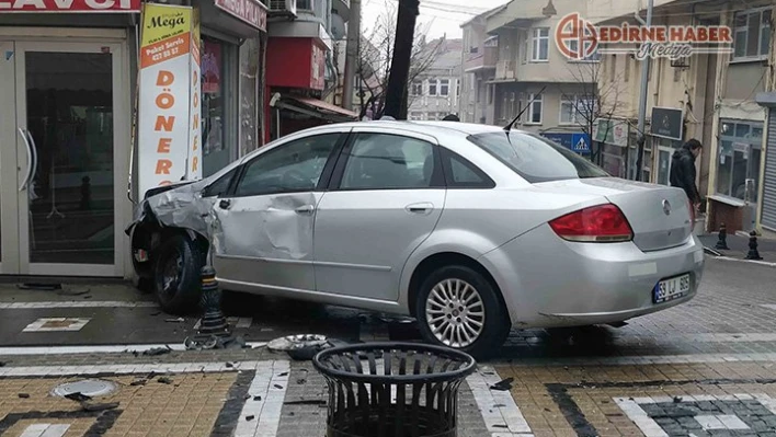 Minibüs otomobile çarptı