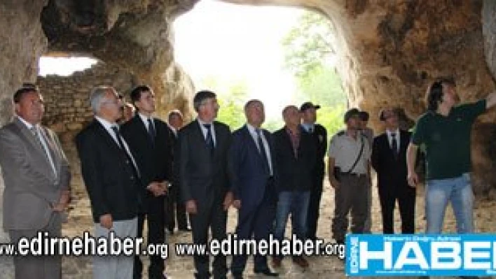 Vali Duruer Dolmenleri inceledi