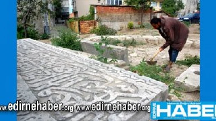 25 işçi tarihi eserleri temizliyor